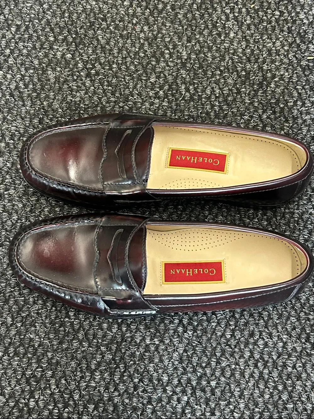 MEN'S-BURGUNDY LEATHER LOAFERS BY COLE HAAN! IN EXCELLENT CONDITION